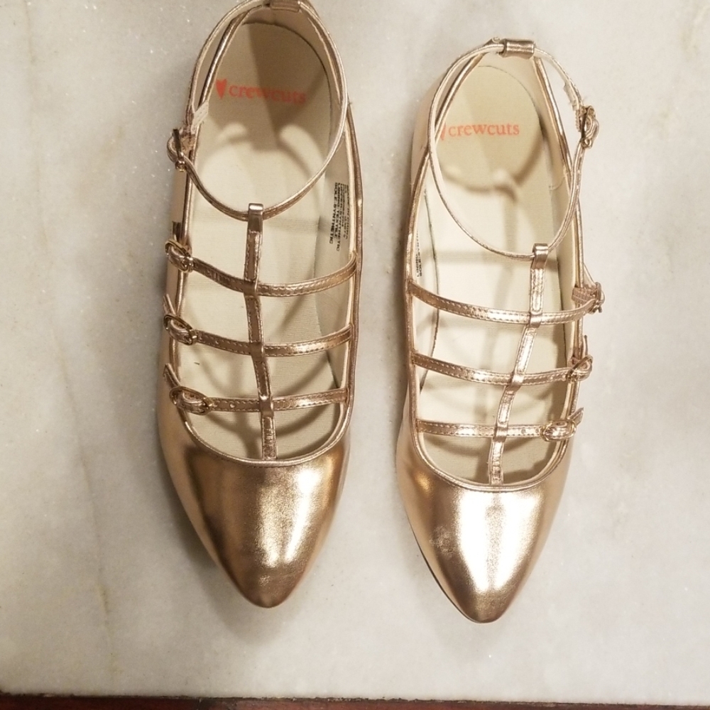 Crew cuts ballet flats